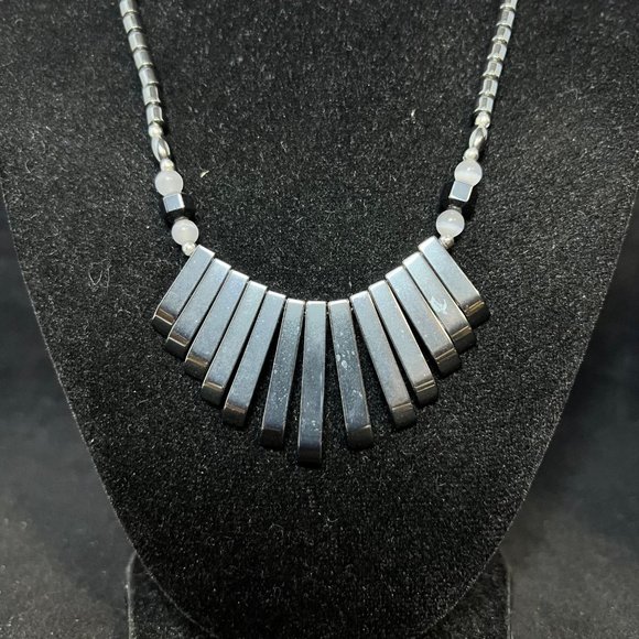 Vintage White Cats Eye And Hematite Graduating V Shaped Bib Necklace 18" (3739) - Picture 2 of 6